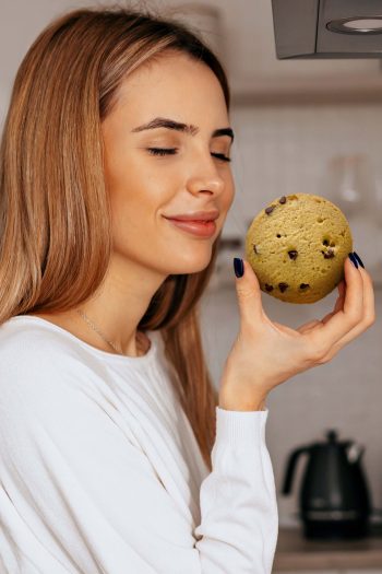 cookiedì in mano ad una ragazza