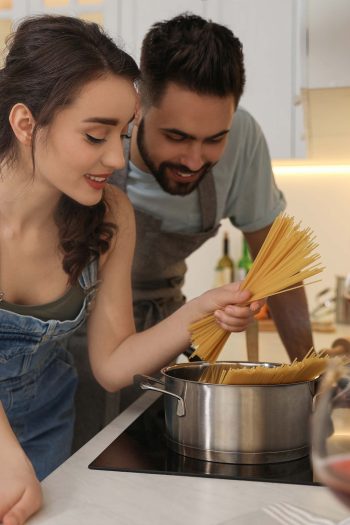 coppia che guarda una pentola piena di pasta pastadì