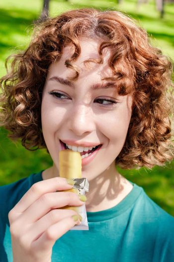una ragazza riccia si gode il triodì